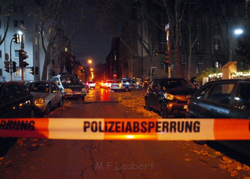 Einsatz BF Koeln Polizei Koeln Agnesviertel Weissenburgstr P04.JPG